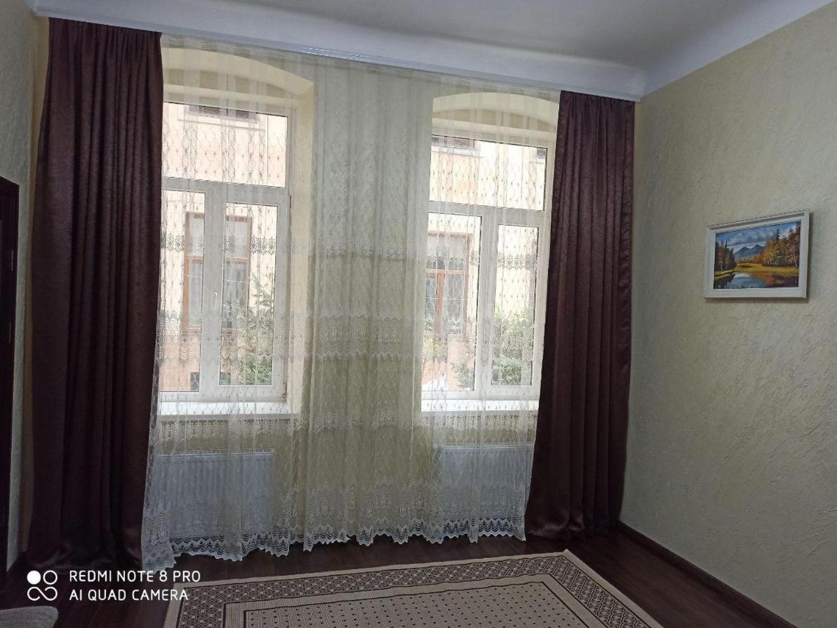 Апартаменты Квартира в самом центре WI-FI Черновцы Экстерьер фото